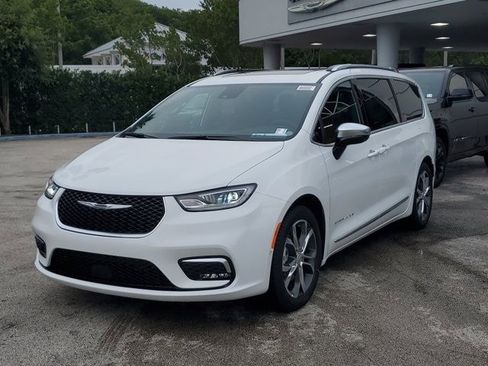 New 2026 Chrysler Pacifica Pinnacle image 2