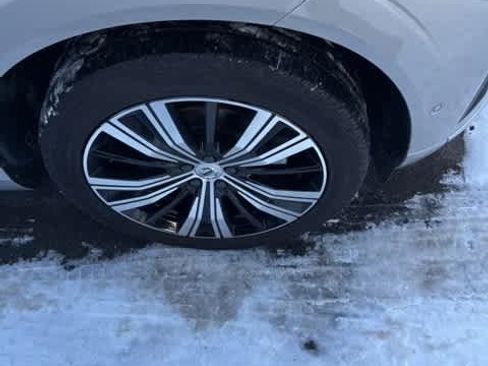 Used 2023 Volvo XC60 B5 Plus image 4