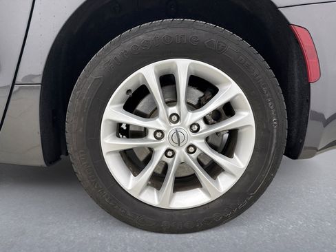 Used 2021 Chrysler Pacifica Touring w/ Cold Weather Group image 21