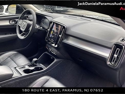 Used 2022 Volvo XC40 T5 Momentum image 14