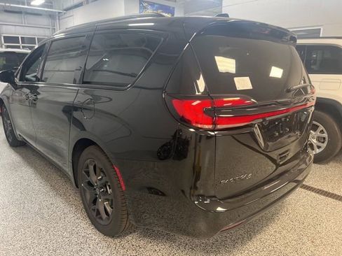 New 2026 Chrysler Pacifica Limited w/ S Appearance Package image 5