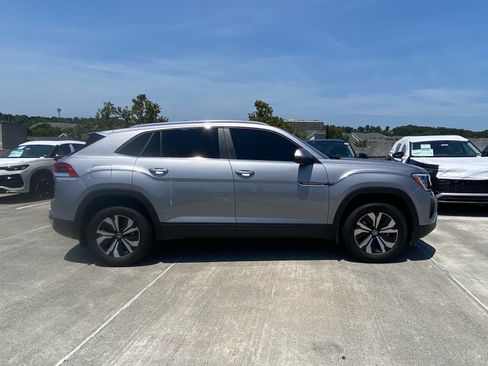 Certified 2024 Volkswagen Atlas Cross Sport SE AWD/4WD image 2