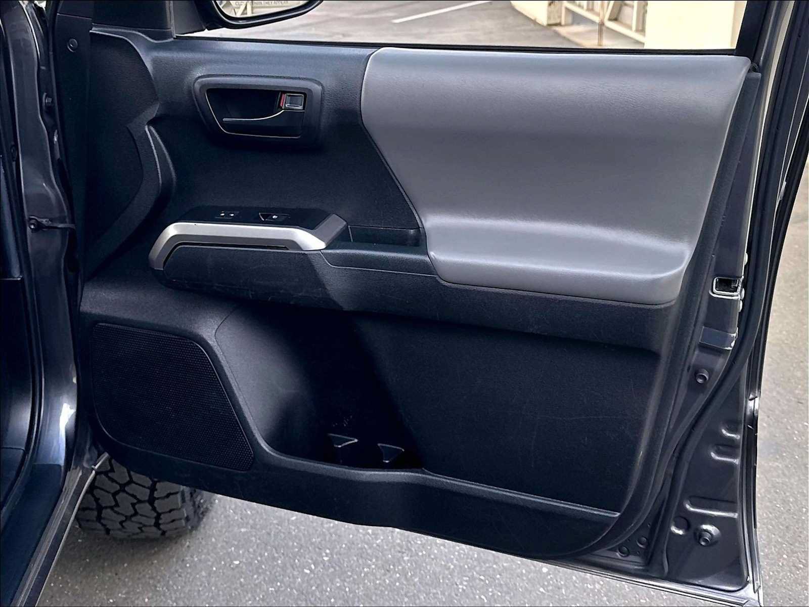 Used 2022 Toyota Tacoma SR5 AWD/4WD image 25