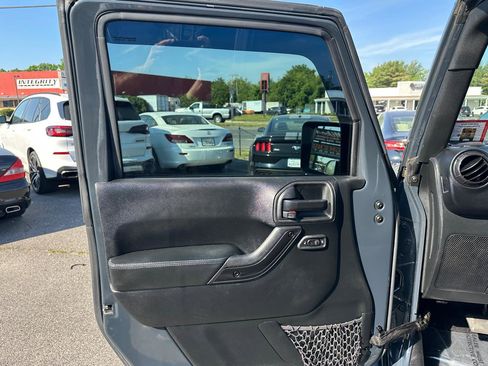 Used 2017 Jeep Wrangler Unlimited Sahara AWD/4WD image 16