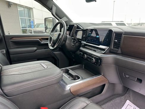 Used 2024 Chevrolet Silverado 2500 High Country w/ Technology Package AWD/4WD image 36