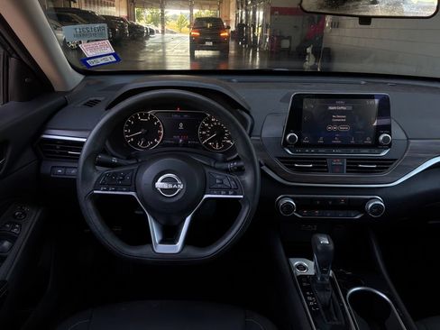 Used 2024 Nissan Altima 2.5 SV FWD image 14