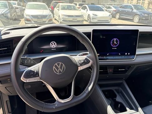 Used 2025 Volkswagen Tiguan SE FWD image 6