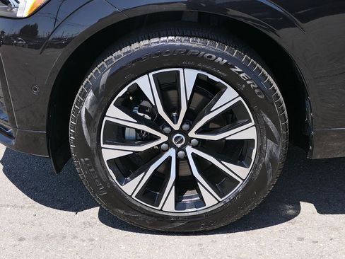 Used 2025 Volvo XC60 B5 Plus AWD/4WD image 8
