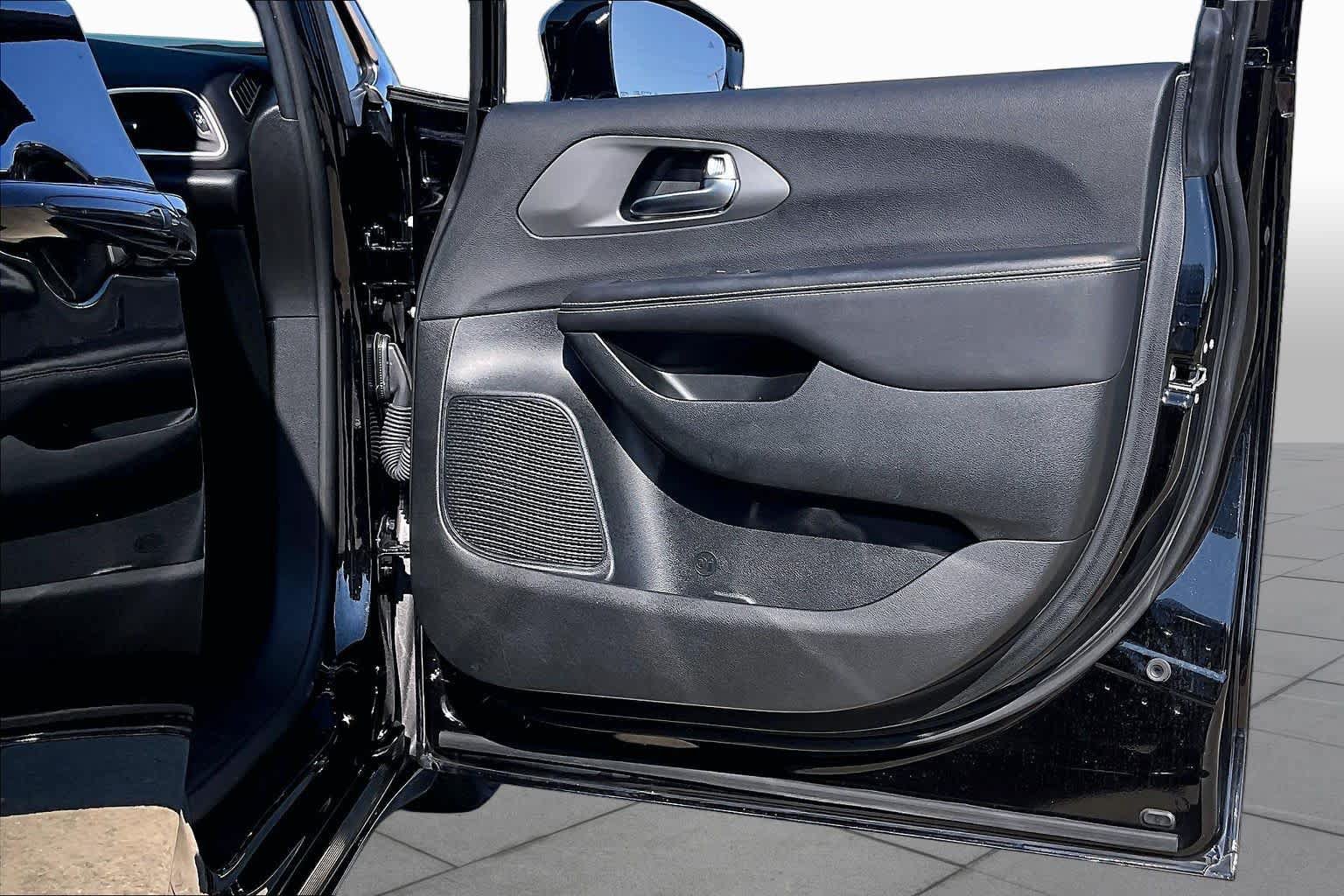 Used 2025 Chrysler Pacifica Select FWD image 18