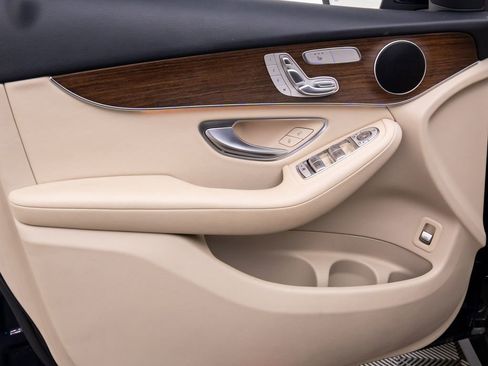 Used 2022 Mercedes-Benz GLC 300 4MATIC image 11