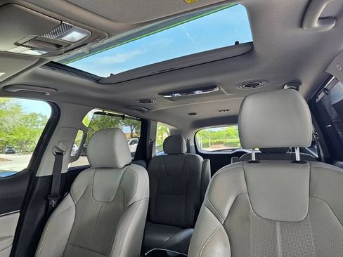 Used 2022 Kia Telluride EX w/ EX Premium Package AWD/4WD image 23