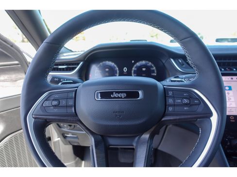 Used 2025 Jeep Grand Cherokee Limited w/ Luxury Tech Group II AWD/4WD image 14