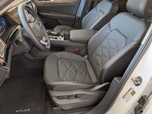 Used 2024 Volkswagen Atlas SE w/ Black Wheel Package image 16