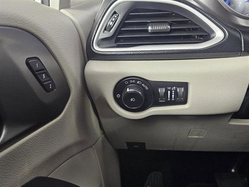 Used 2020 Chrysler Pacifica Touring-L image 44