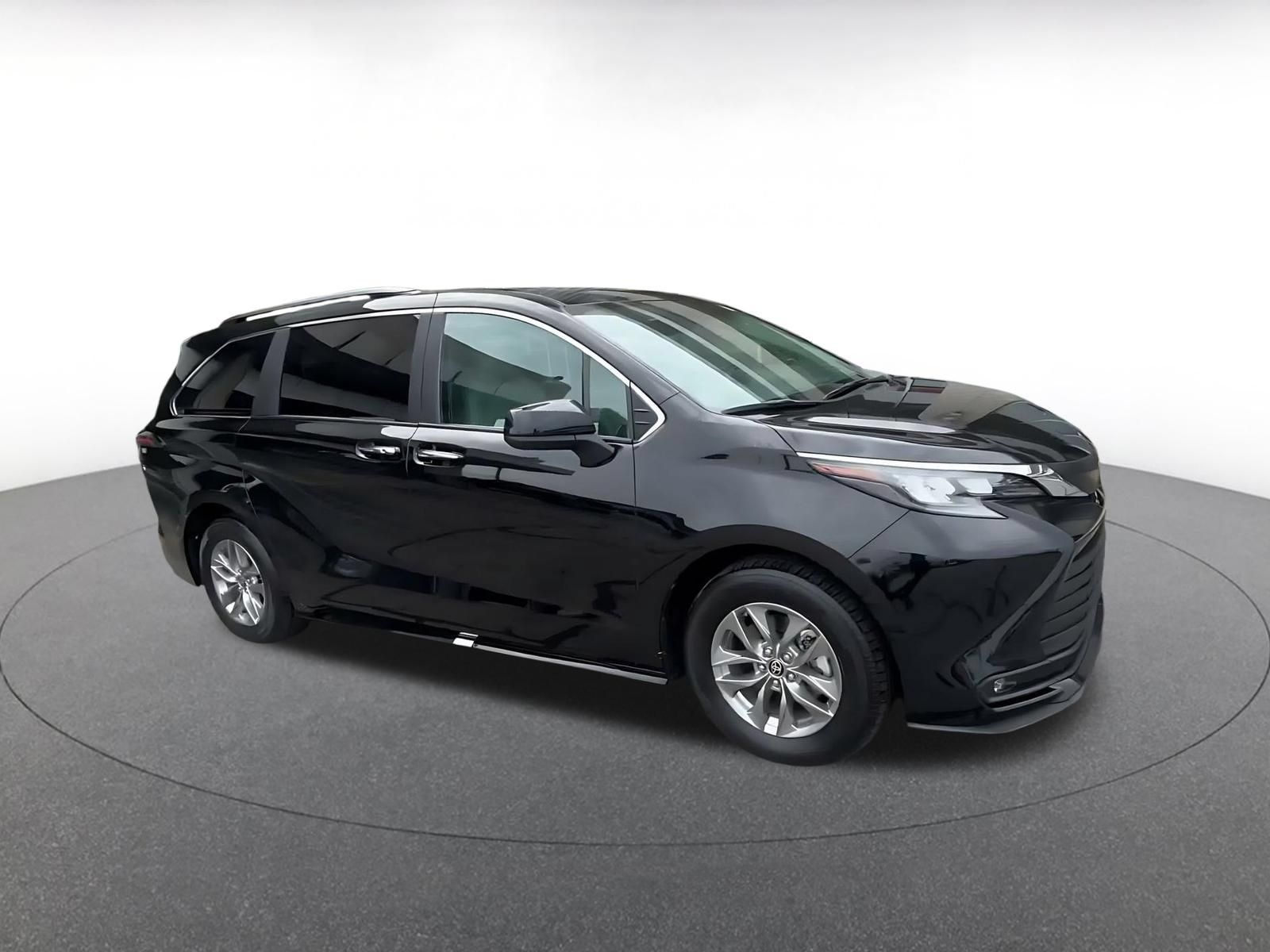Used 2025 Toyota Sienna XLE FWD image 2