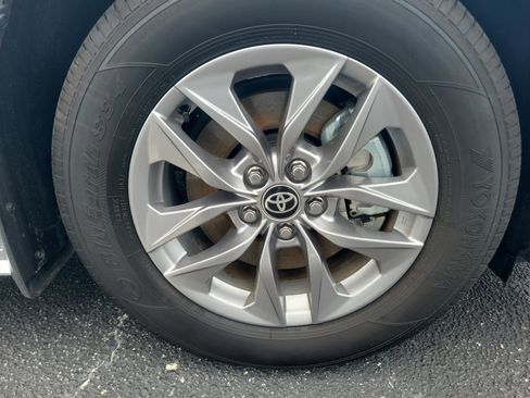 Used 2025 Toyota Sienna XLE FWD image 9