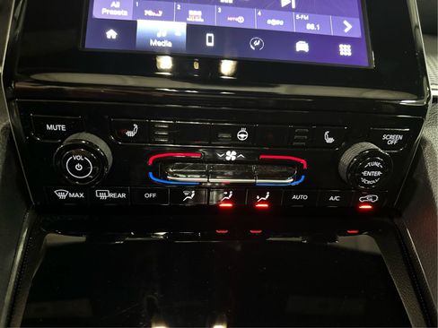 Used 2025 Jeep Grand Cherokee L Altitude AWD/4WD image 28