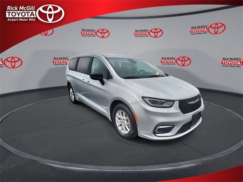 Used 2024 Chrysler Pacifica Touring-L image 2