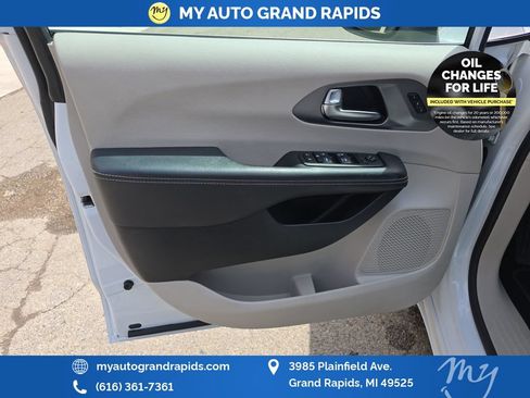 Used 2023 Chrysler Pacifica Touring-L FWD image 10