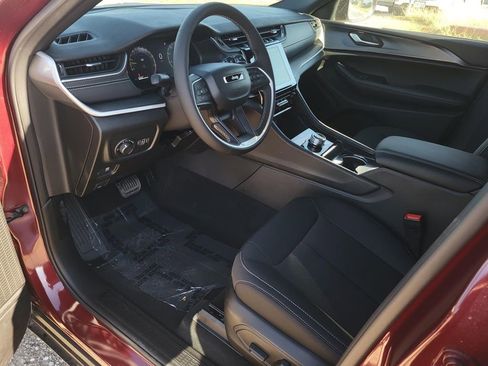 New 2025 Jeep Grand Cherokee Laredo image 10