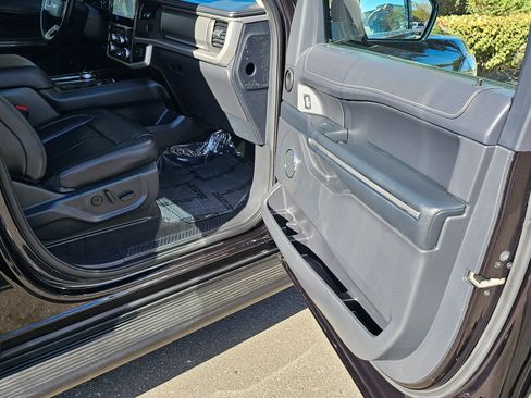 Used 2024 Ford Expedition XLT image 30