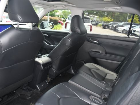 Used 2023 Toyota Highlander XLE FWD image 16