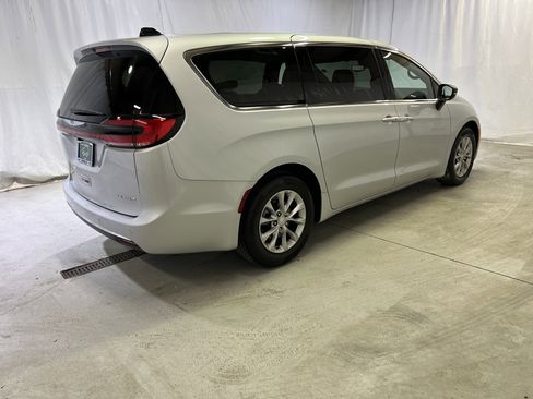 Used 2026 Chrysler Pacifica Limited FWD image 11