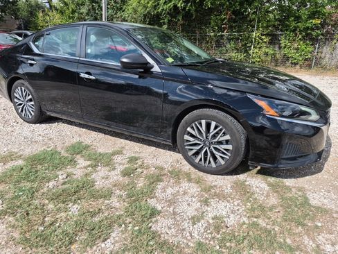 Used 2025 Nissan Altima 2.5 SV FWD image 4