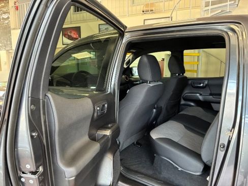 Used 2020 Toyota Tacoma TRD Sport  Medium Bed image 18