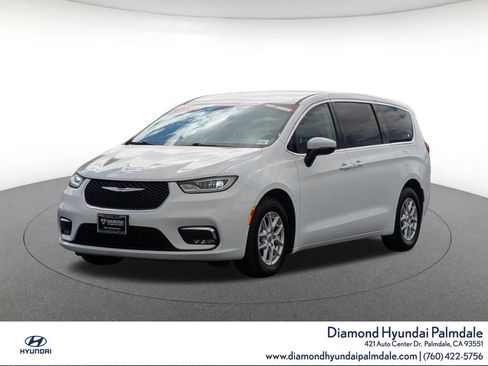 Used 2023 Chrysler Pacifica Touring-L FWD image 3