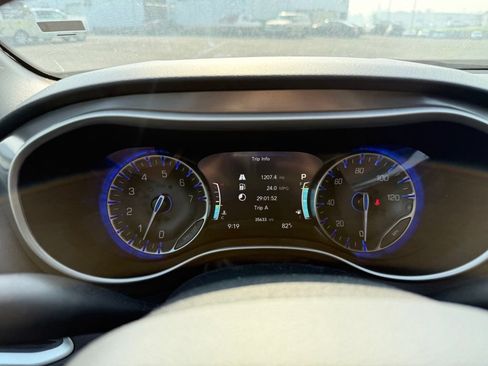 Used 2025 Chrysler Pacifica Select FWD image 16