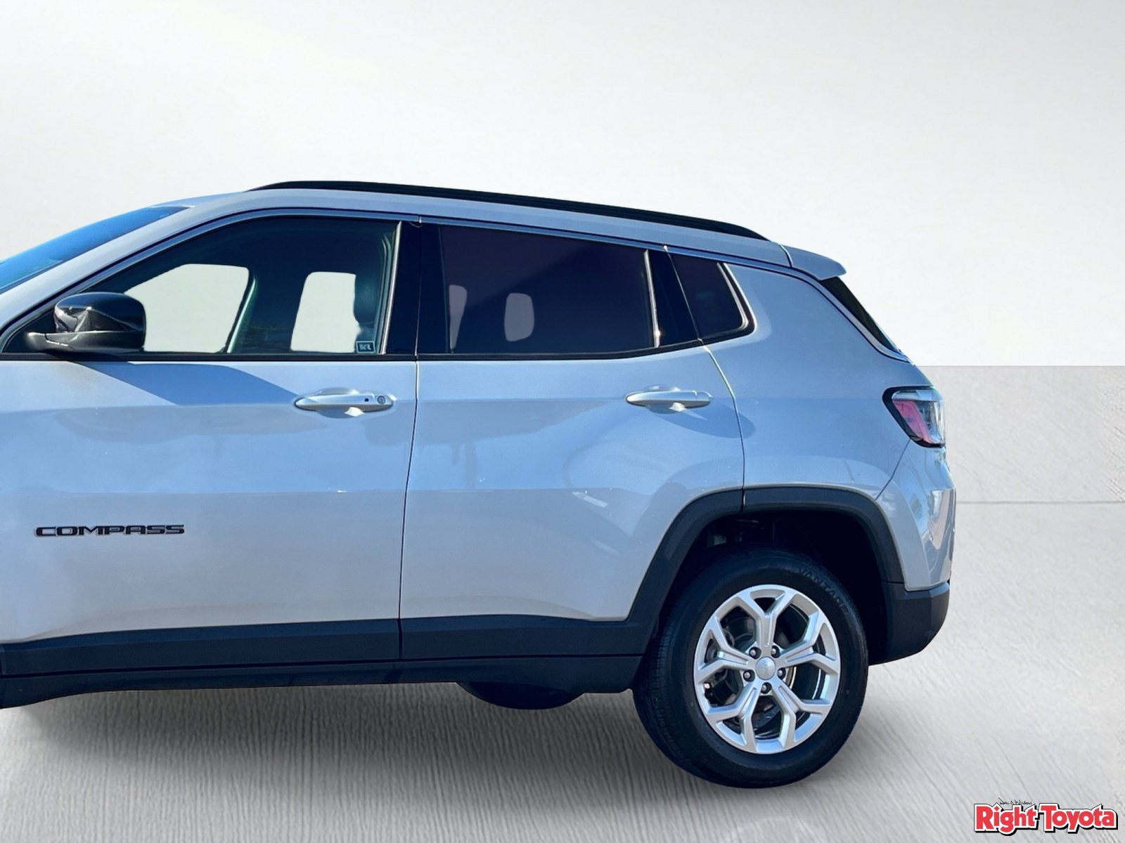 Used 2024 Jeep Compass Latitude AWD/4WD image 9