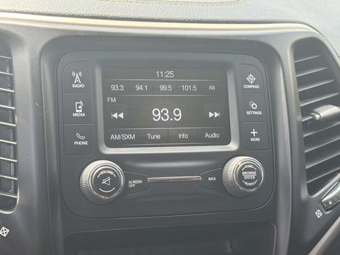 Used 2016 Jeep Cherokee Sport FWD image 6