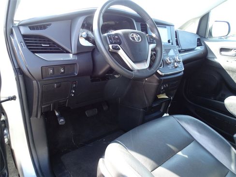 Used 2017 Toyota Sienna SE w/ SE Preferred Package image 18