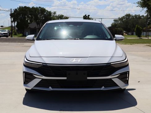 Used 2024 Hyundai Elantra SEL FWD image 4