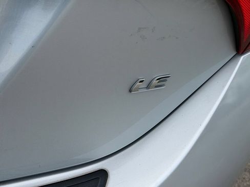 Used 2018 Toyota Corolla LE FWD image 15