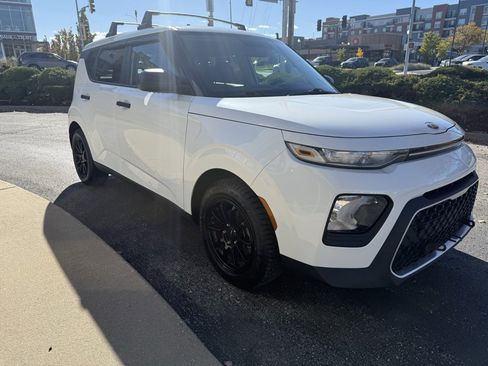 Used 2021 Kia Soul LX image 3