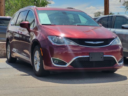Used 2018 Chrysler Pacifica Touring-L FWD image 14