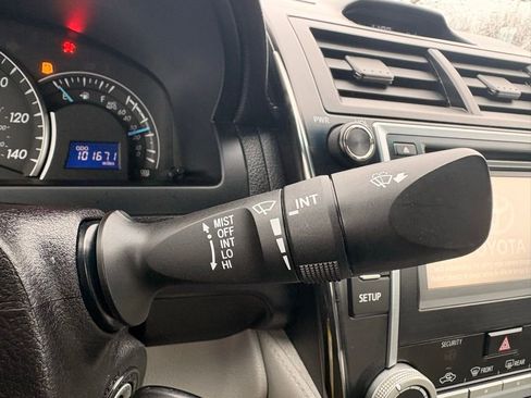 Used 2014 Toyota Camry LE image 28