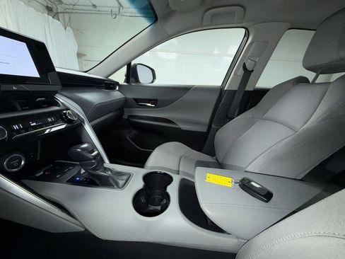 Certified 2024 Toyota Venza LE image 5