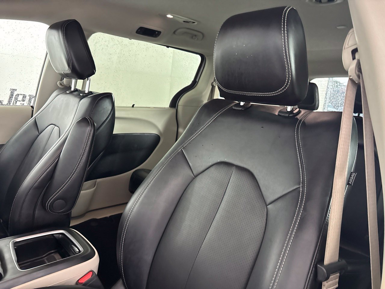 Used 2024 Chrysler Pacifica Touring-L FWD image 8