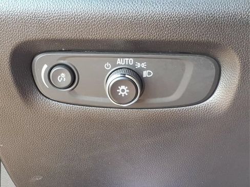 Used 2023 Chevrolet Traverse LT FWD image 17