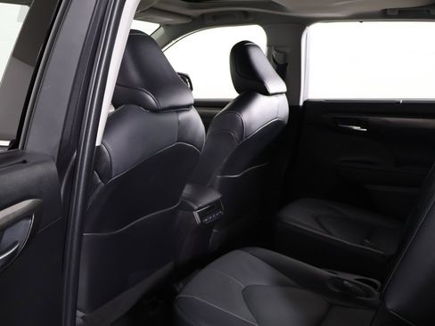 Used 2022 Toyota Highlander Limited image 32
