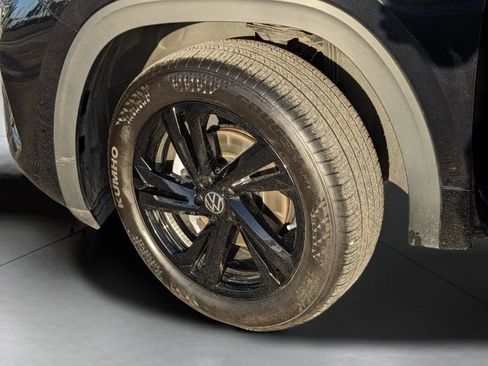 Certified 2025 Volkswagen Atlas Cross Sport SEL R-Line image 32