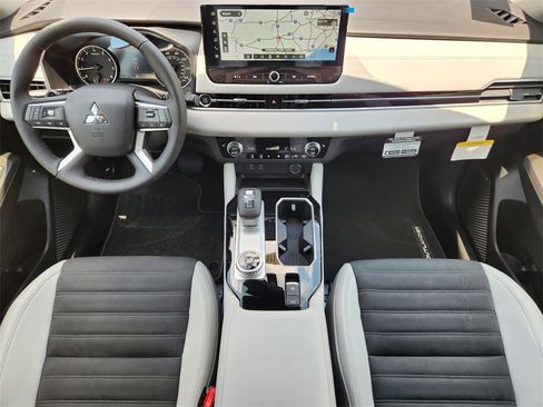 New 2025 Mitsubishi Outlander SE image 19
