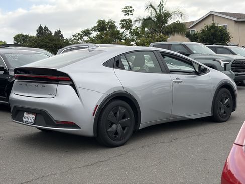 Used 2023 Toyota Prius LE FWD image 3