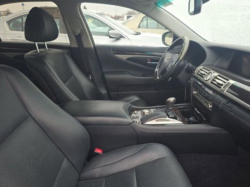 Used 2017 Lexus LS 460 w/ Comfort Package image 2