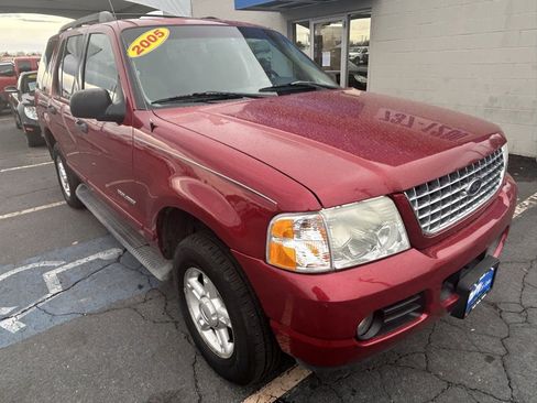 Used 2005 Ford Explorer XLT image 1