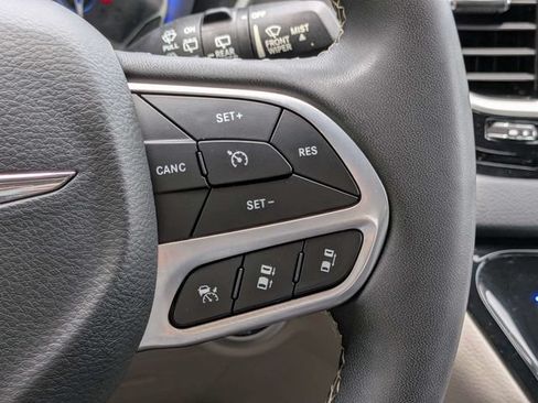 Used 2023 Chrysler Pacifica Touring-L FWD image 30