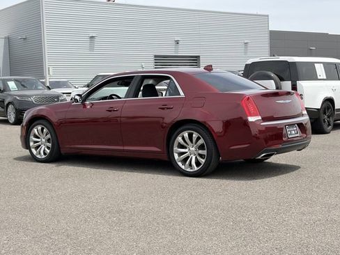 Used 2019 Chrysler 300 Touring w/ Chrome Appearance Package RWD image 8